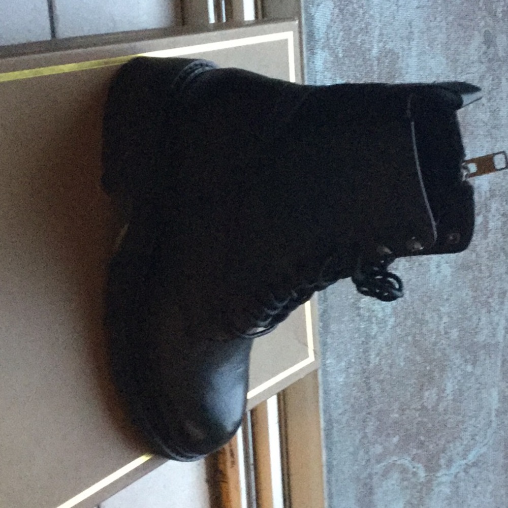 Off5th shoes never worn